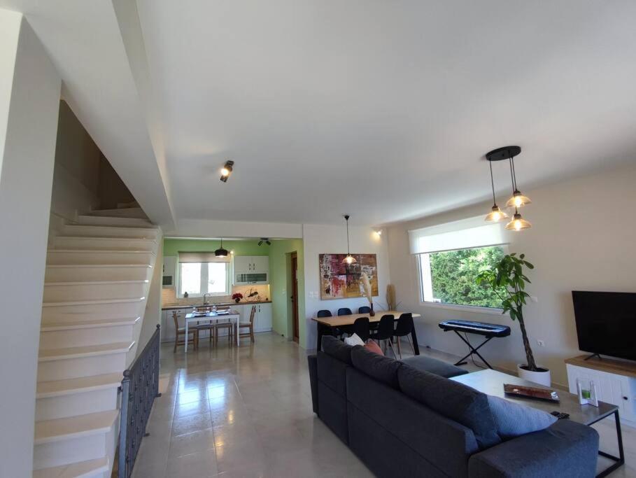 The Bright House A Two-Storey Maisonette In Loutraki Villa Екстериор снимка